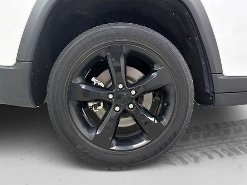 Used 2023 Jeep Grand Cherokee L Laredo image 27