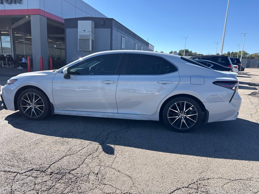 Used 2024 Toyota Camry SE w/ Cold Weather Package FWD image 9