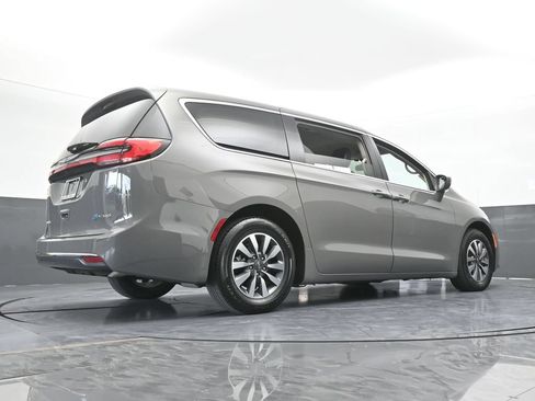 Used 2022 Chrysler Pacifica Touring-L FWD image 64