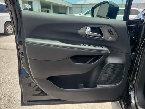 Used 2025 Chrysler Pacifica Select FWD image 14