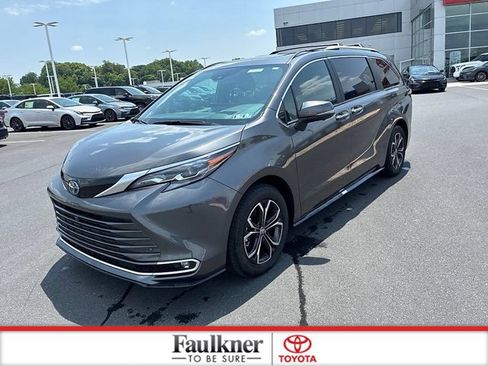Used 2025 Toyota Sienna Platinum AWD/4WD image 19
