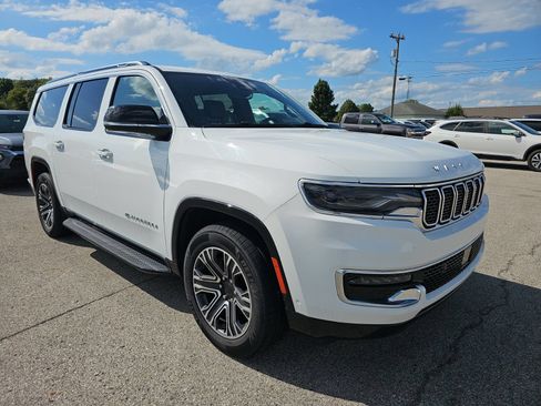 Used 2024 Jeep Wagoneer L Series II w/ Flexible Seating Group AWD/4WD image 4