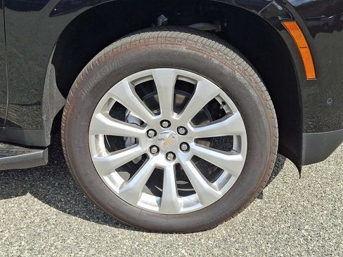 Used 2025 Chevrolet Suburban Premier AWD/4WD image 8