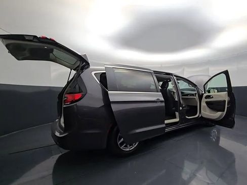 Used 2023 Chrysler Pacifica Touring-L image 8