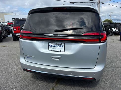 Certified 2024 Chrysler Pacifica Touring-L FWD image 4