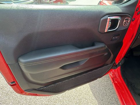 Used 2025 Jeep Wrangler Unlimited Sahara w/ Safety Group AWD/4WD image 14
