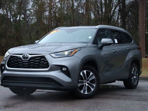 Used 2025 Toyota Highlander XLE image 1