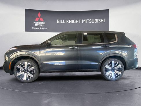 Used 2025 Mitsubishi Outlander SE FWD image 2