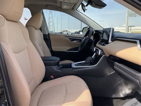 Used 2025 Toyota RAV4 XLE w/ Convenience Package image 18