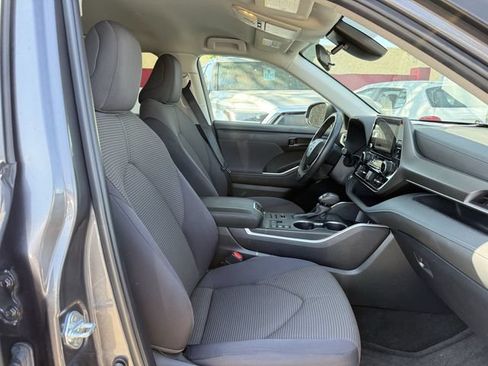 Used 2024 Toyota Highlander LE AWD/4WD image 26