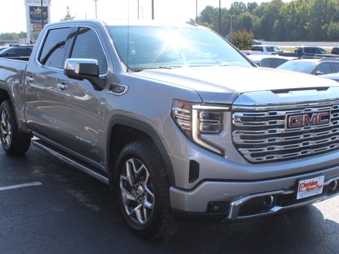 Used 2023 GMC Sierra 1500 Denali w/ Technology Package AWD/4WD image 4