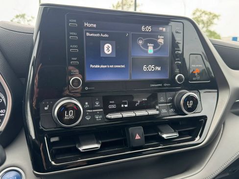 Used 2021 Toyota Highlander XLE AWD/4WD image 19