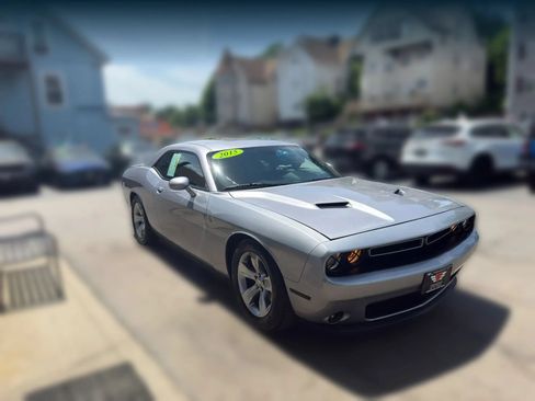 Used 2015 Dodge Challenger SXT RWD image 2