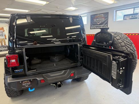 Used 2022 Jeep Wrangler Unlimited Sahara w/ Cold Weather Group image 13