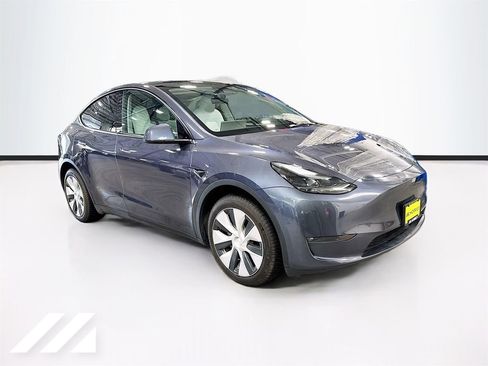 Used 2023 Tesla Model Y Long Range image 3