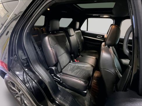 Used 2018 Ford Explorer XLT w/ XLT Appearance Package image 24