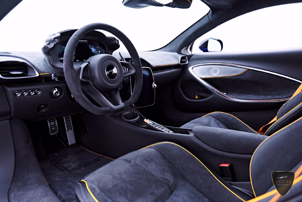 Used 2025 McLaren Artura RWD image 2