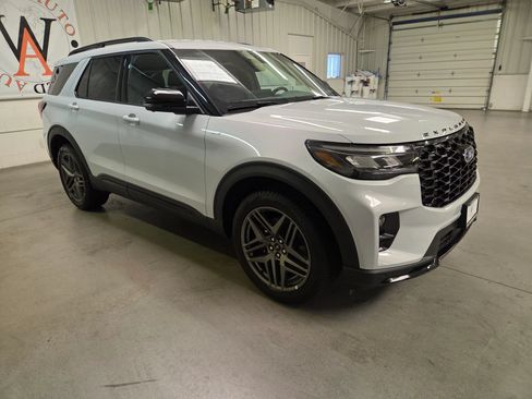 Used 2026 Ford Explorer ST-Line w/ ST-Line Street Pack AWD/4WD image 9