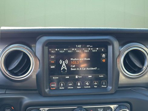 Used 2018 Jeep Wrangler Unlimited Sahara image 29