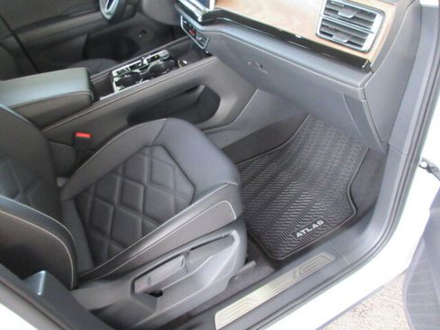 Used 2025 Volkswagen Atlas SE image 31