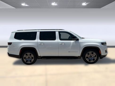 Used 2024 Jeep Wagoneer L Series II w/ Flexible Seating Group RWD image 8