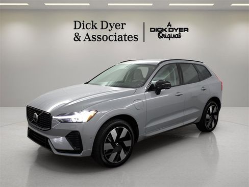 Certified 2024 Volvo XC60 T8 Ultimate w/ Protection Package Premier image 33