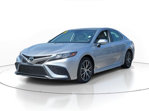 Used 2023 Toyota Camry SE image 3