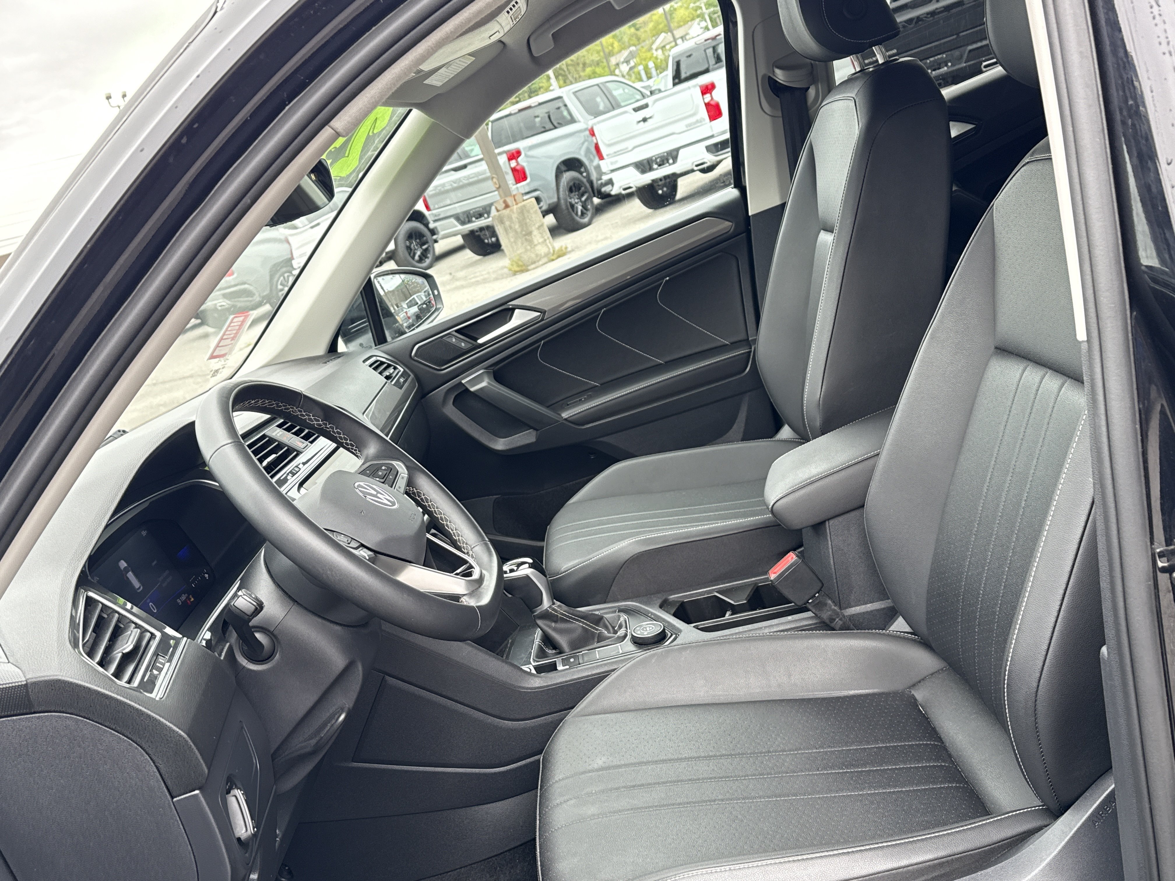 Used 2023 Volkswagen Tiguan SE AWD/4WD image 10