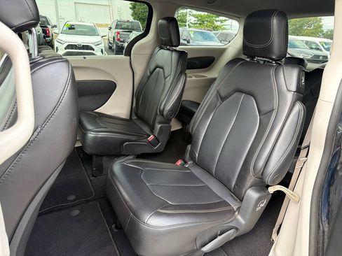 Used 2023 Chrysler Pacifica Touring-L FWD image 14