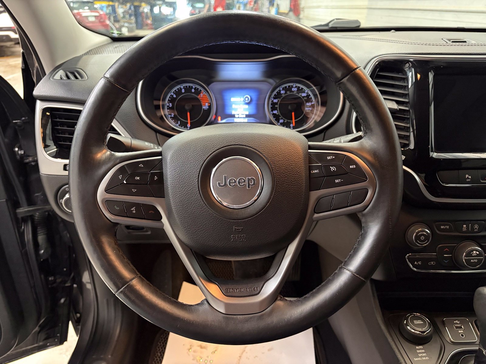 Used 2019 Jeep Cherokee Limited AWD/4WD image 13
