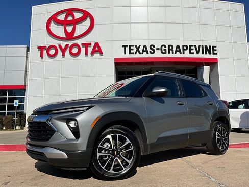 Used 2025 Chevrolet TrailBlazer LT image 2