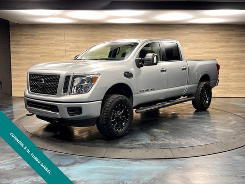 Used 2018 Nissan Titan SV image 5
