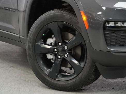 Certified 2023 Jeep Grand Cherokee Limited w/ Black Appearance Package image 4