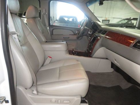 Used 2008 Chevrolet Avalanche LTZ w/ LTZ Preferred Equipment Group image 38