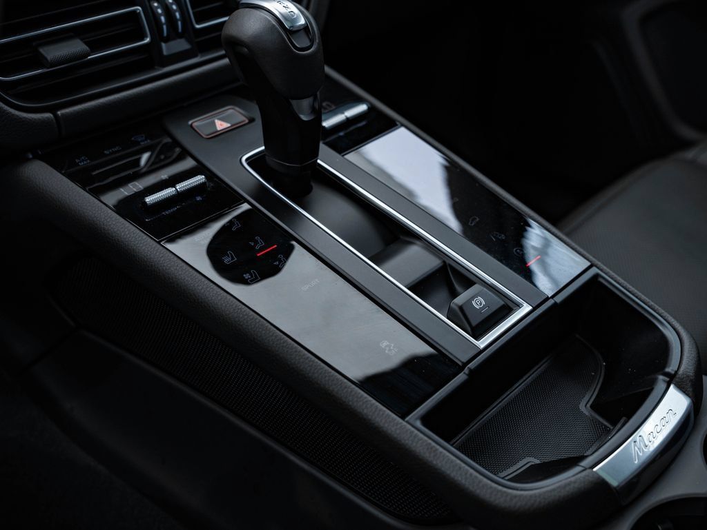 Certified 2025 Porsche Macan AWD/4WD image 35