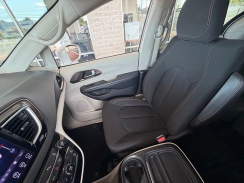 Used 2018 Chrysler Pacifica Touring Plus FWD image 19