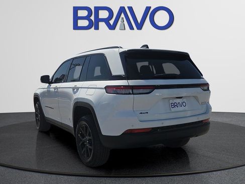 Used 2025 Jeep Grand Cherokee Altitude AWD/4WD image 5
