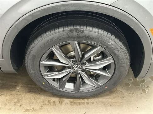 Certified 2022 Volkswagen Tiguan SE w/ Panoramic Sunroof Package image 6