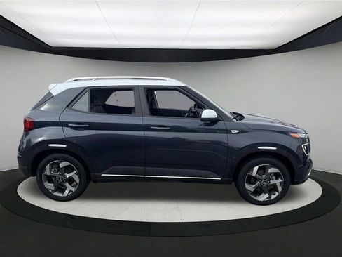 Used 2023 Hyundai Venue Limited image 5