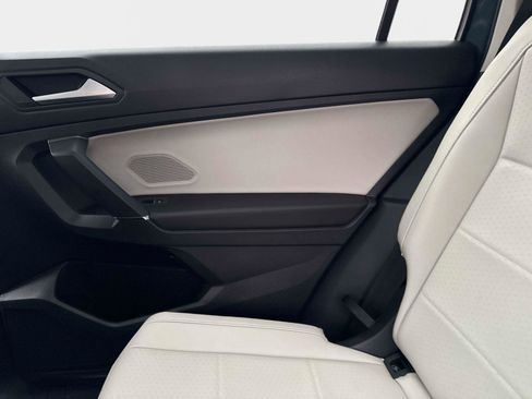 Used 2020 Volkswagen Tiguan SE image 15