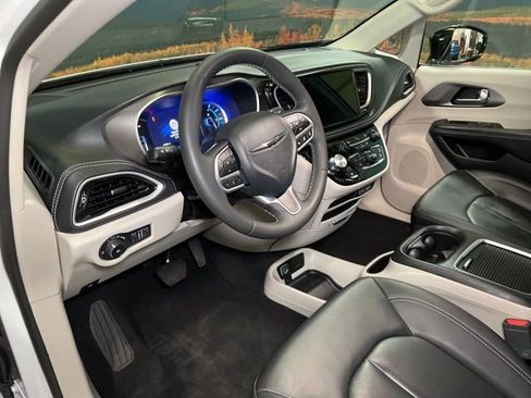 Used 2024 Chrysler Pacifica Limited FWD image 26