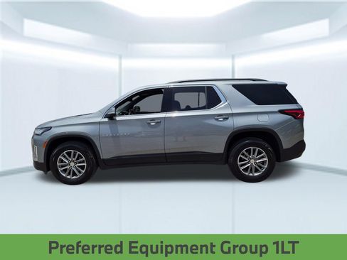 Used 2023 Chevrolet Traverse LT FWD image 2