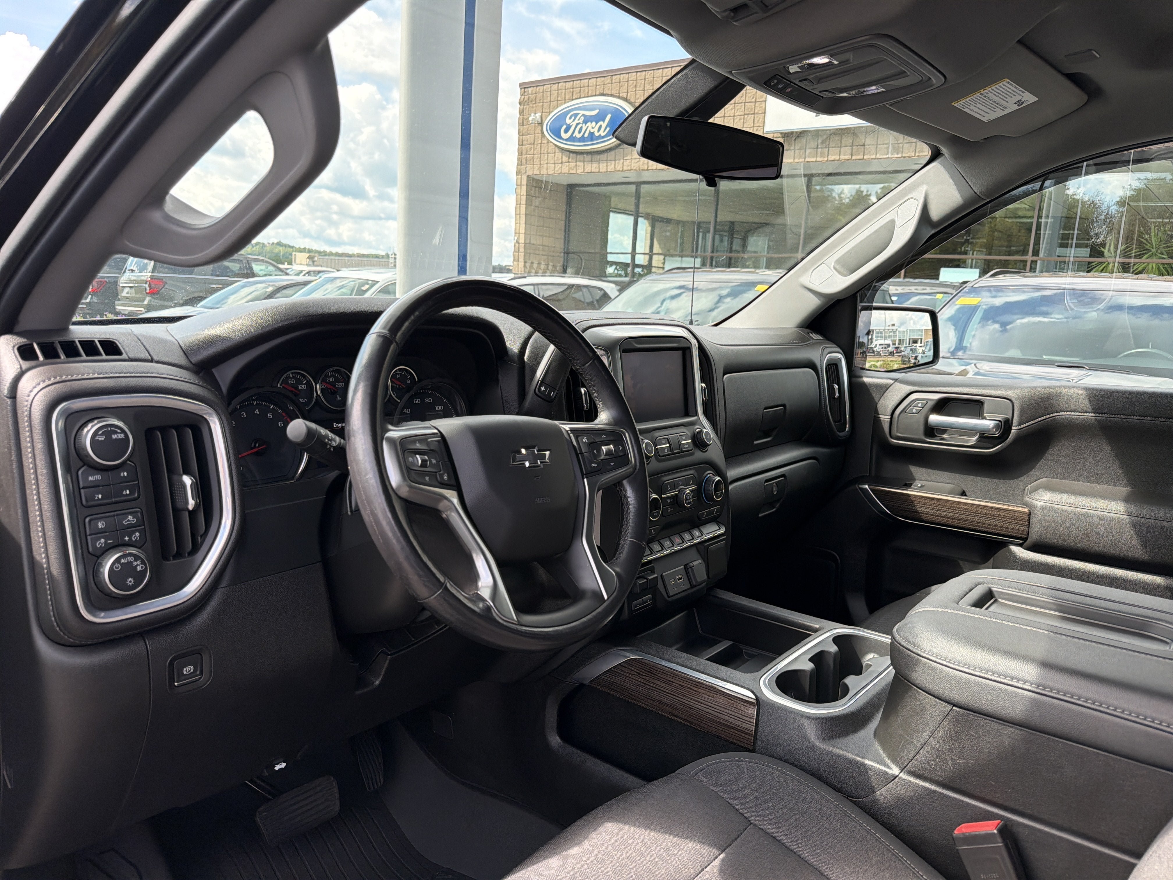 Used 2021 Chevrolet Silverado 1500 LT Trail Boss w/ LPO, Dark Essentials Package AWD/4WD image 9