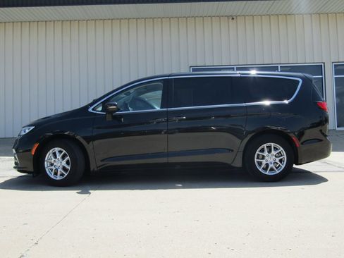 Used 2023 Chrysler Pacifica Touring-L FWD image 11