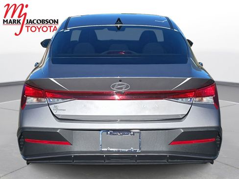 Used 2024 Hyundai Elantra SE image 11