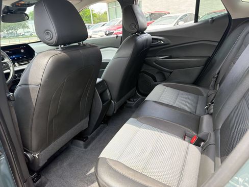 Used 2025 Chevrolet Trax LT w/ LT Convenience Package FWD image 18