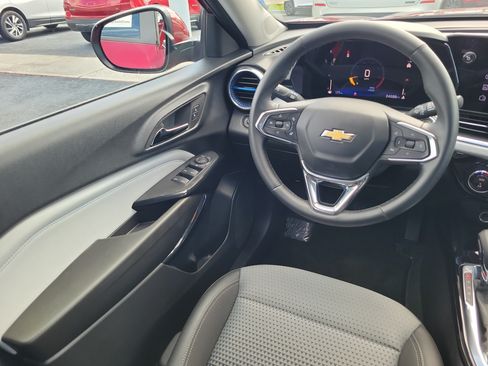 Used 2025 Chevrolet Trax LT w/ LT Convenience Package FWD image 14