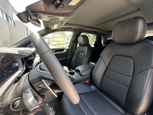 Used 2025 Porsche Cayenne image 5