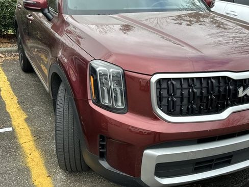 Used 2024 Kia Telluride EX w/ EX Captain's Chair Package image 2