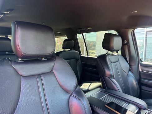Used 2024 Jeep Wagoneer Series II w/ Flexible Seating Group RWD image 12